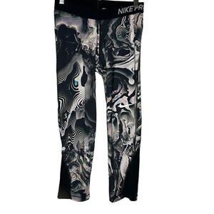 Nike Pro Dri-Fit Capri Leggings Black & White Coral
Print Medium
